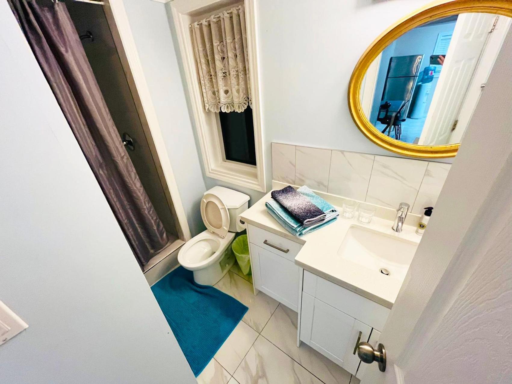 Private Suite With Private Entrance King Bed Richmond Eksteriør bilde